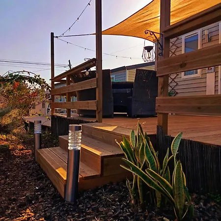 Sunset Lagoon House Camping *